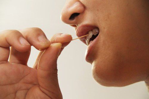 Hướng dẫn cách dùng tăm xỉa răng không làm hại răng