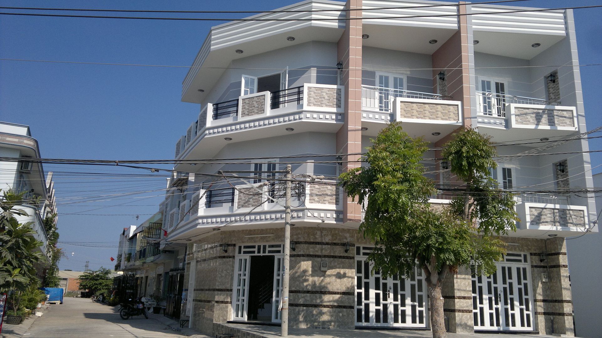 Nhà 2 mặt tiền - 12