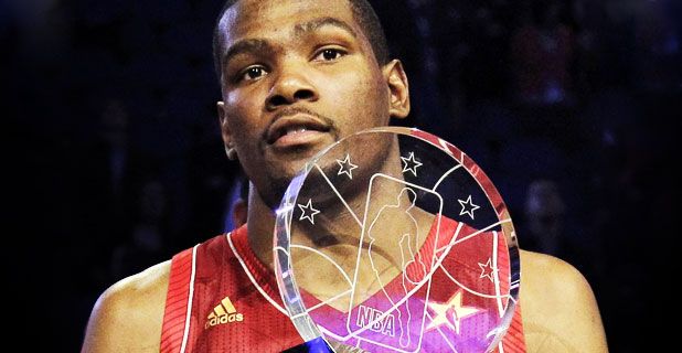 Kevin Durant alza el trofeo al MVP del encuentro