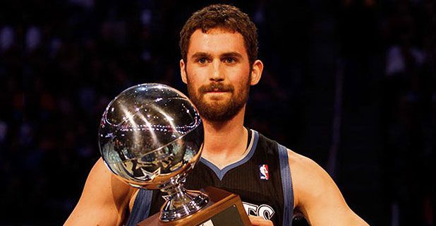 Kevin Love sostiene su merecido trofeo