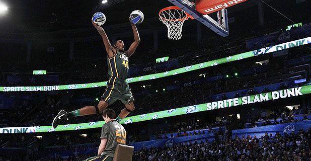 Evans realizando un mate con dos balones durante el concurso