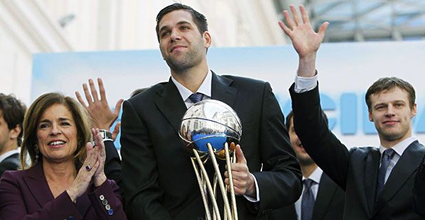 Ana Botella junto a Felipe Reyes con la copa en manos