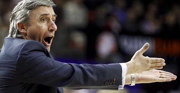 Svetislav Pešić dirigiendo a sus jugadores